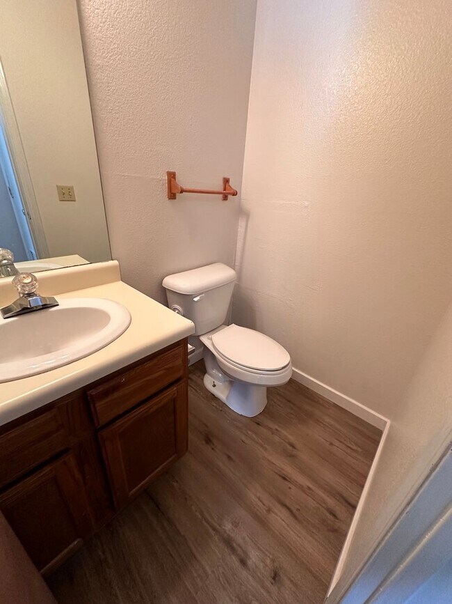 Building Photo - $895 - 2 bed 1.5 bath beautiful bi-level a...