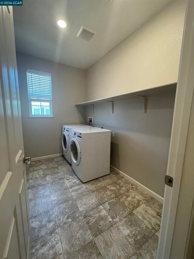 Building Photo - 777 Country Club Dr
