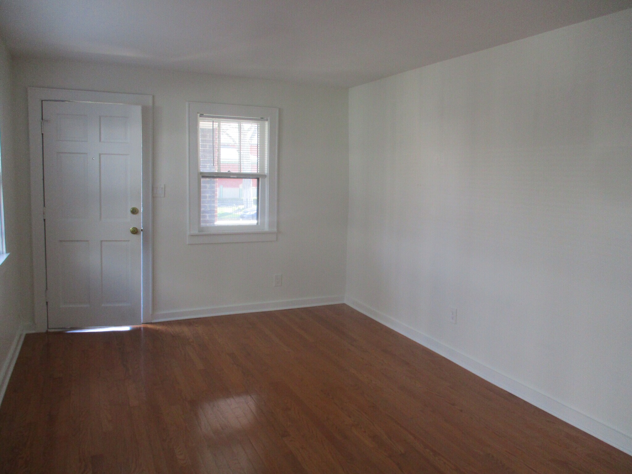 Living Room - 818 Broadway St