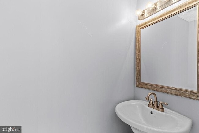 Building Photo - 8094 Grandview Ct