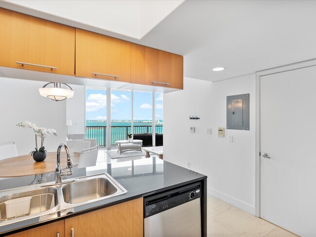 Building Photo - 1750 N Bayshore Dr