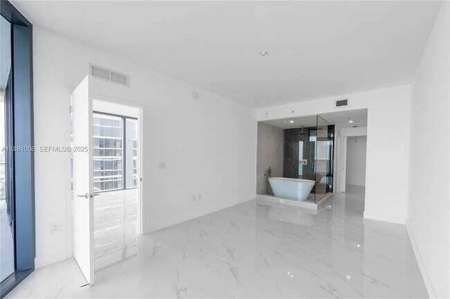 Building Photo - 700 NE 24th St