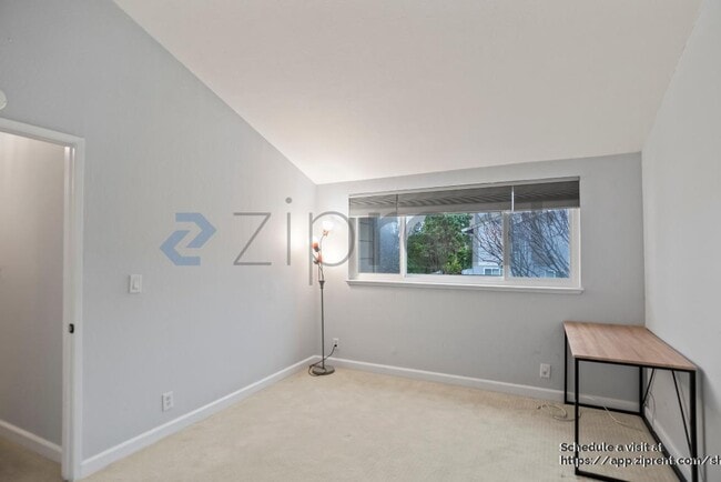 Building Photo - 567 Blue Jay Dr