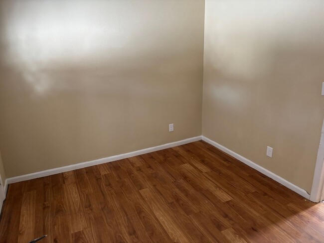 Building Photo - 3 Bedroom House