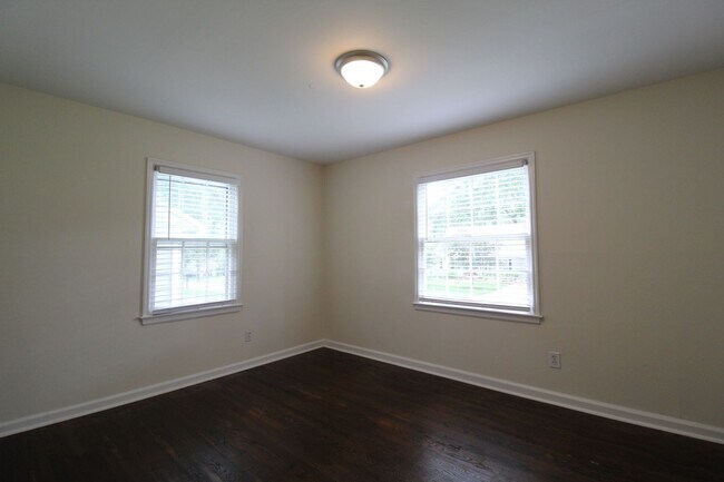 Building Photo - 2 Bedroom 1 Bath Home in Roeland Park