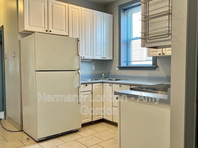Building Photo - 3912 Flad Ave