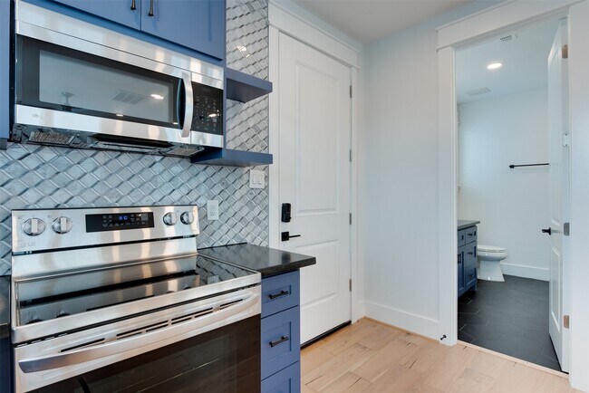 Building Photo - 425 W 21st St