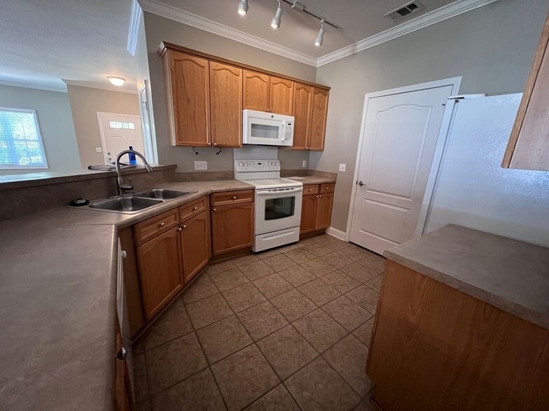 Building Photo - 1618 Professional Pkwy