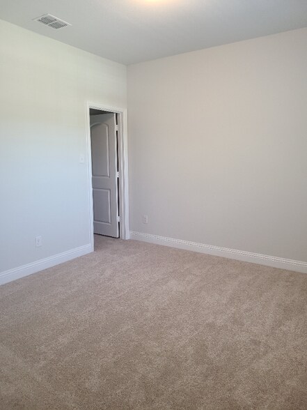Building Photo - 6820 Meadow Crest Dr