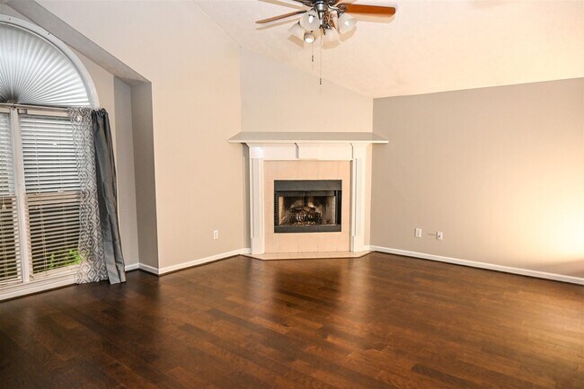 Building Photo - 332 W Pine Dr