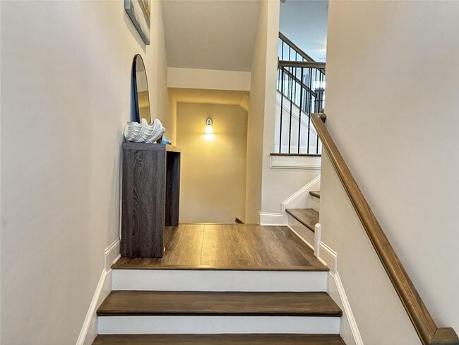 Building Photo - 7866 Laurel Crest Dr