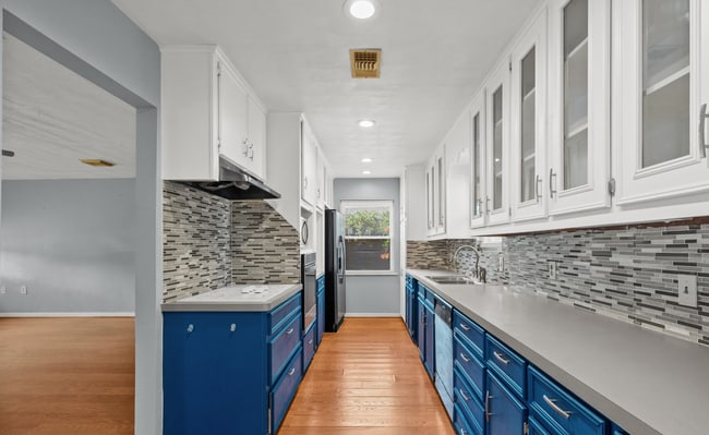 Building Photo - Great 3 Bedroom close to the Beach!