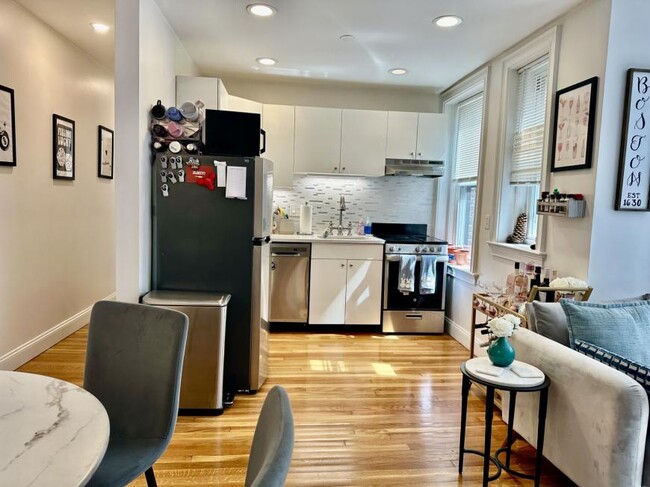 Building Photo - 2 bedroom in Boston MA 02114