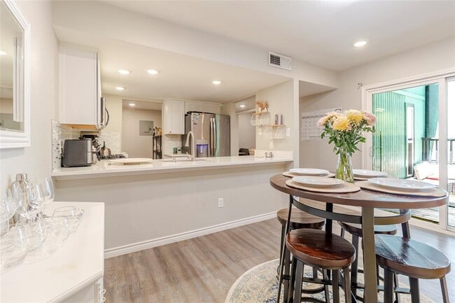 Building Photo - 6915 10 Oaks Cir