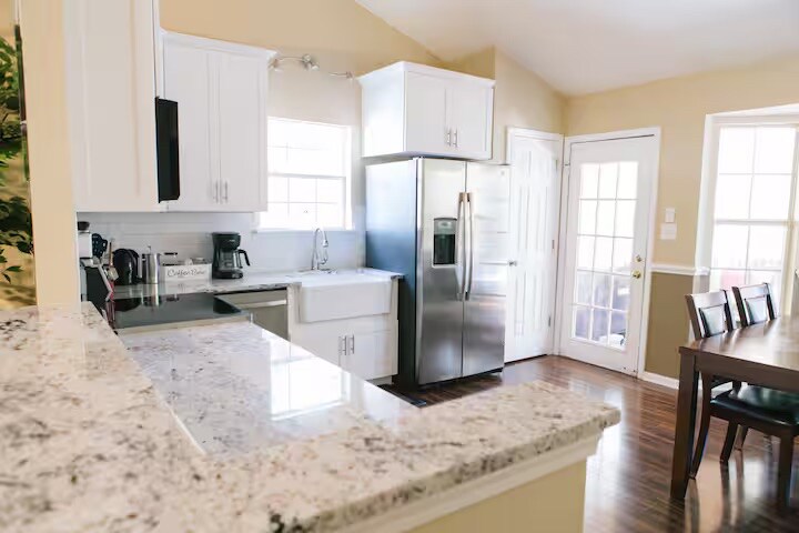 Building Photo - Room in House on Sandy Pines Dr