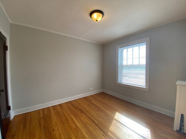 Building Photo - 5542 W Leland Ave