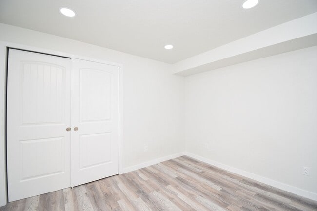 Building Photo - Newly Remodeled Magna Gem with New Appliances & Easy Freeway Access!!
