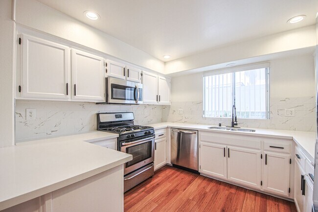 Building Photo - Fully Renovated 4 Bed/3.5Bath Home with Garage + Private Yard