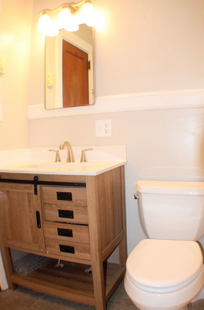 Building Photo - "Charming 2-Bed Home with Gleaming Hardwood Floors in Hendersonville!"