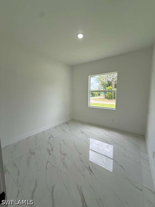 Building Photo - 723 Epps Brown St E