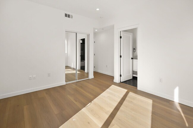 Building Photo - 1731 S New Hampshire Ave