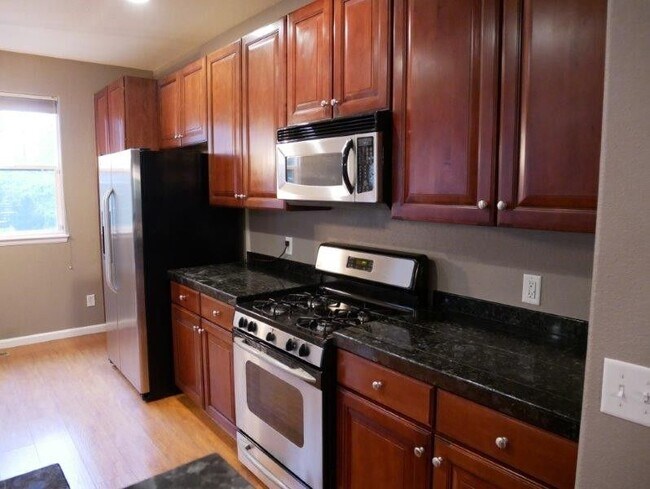 Building Photo - Beautiful Townhouse Downtown Colorado Springs