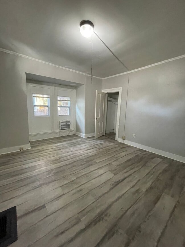 Building Photo - 909 Merchant St