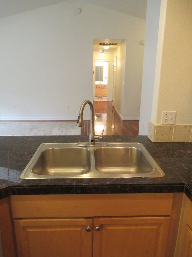 Building Photo - Large Four Bedroom in South Salem