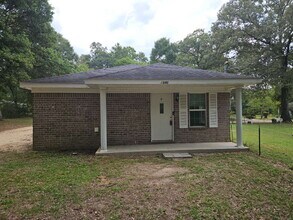 Building Photo - "Charming 3-Bed, 2-Bath Retreat Awaits!"