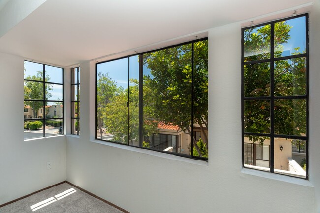 Building Photo - Beautiful 3 bedroom 2.5 bath townhouse across the street from Lake Murray