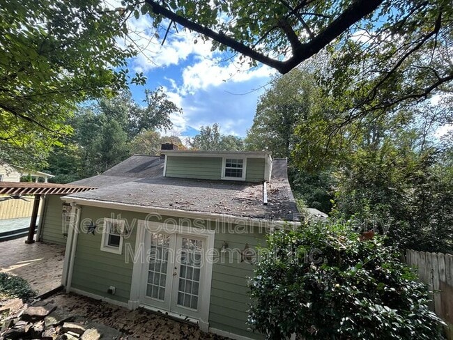 Building Photo - 2461 Lyndhurst Ave