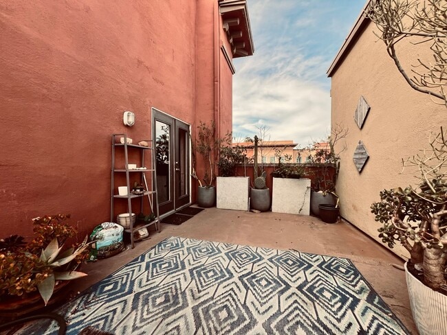 Building Photo - Renovated Uptown District Top Floor Condo in the Hillcrest