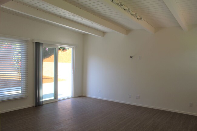 Building Photo - Completely Remodeled Central Ventura Home!