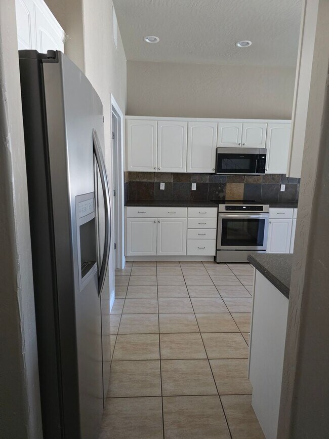 Building Photo - Beautiful 3-Bedroom Home with Scenic Views in the Redlands