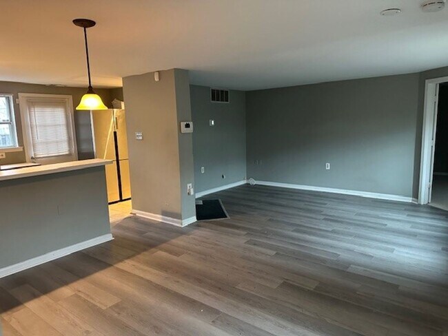 Building Photo - One level living in a spacious upgraded condo