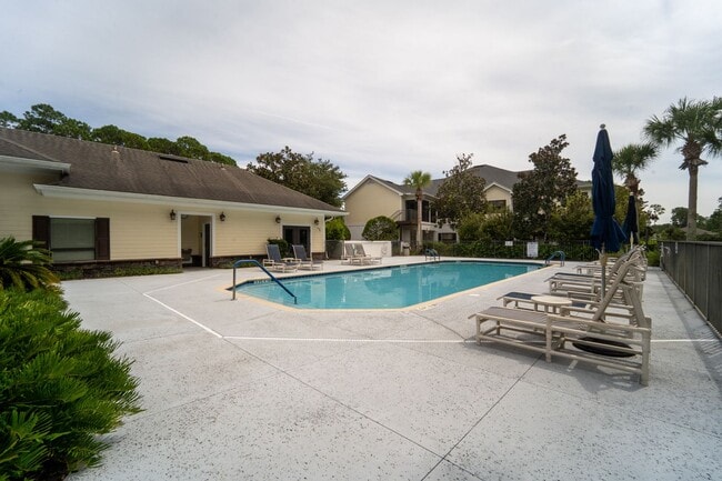 Building Photo - Belle Haven 2-Bedroom Condo with Pond View and Garage