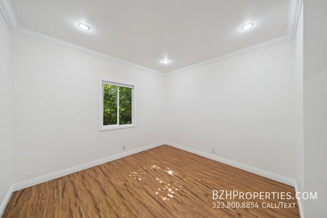 Building Photo - 6680 De Longpre Ave