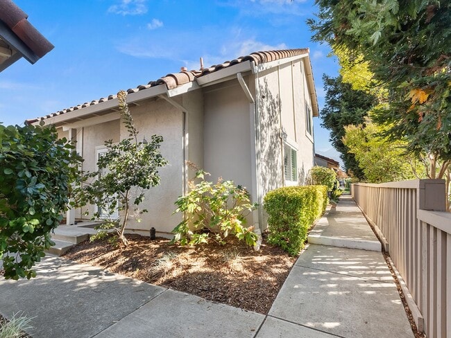 Building Photo - Townhouse-Style Single-Family