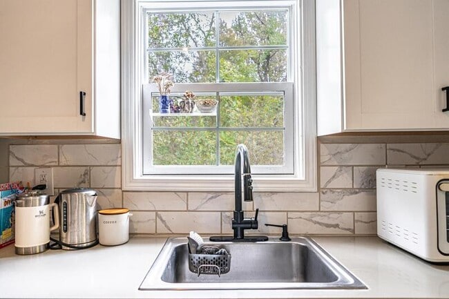 Building Photo - 595 Midway Rd