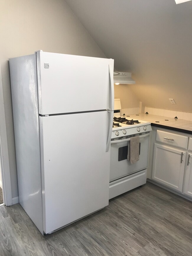 Building Photo - Upper unit in SW Bend Close to Old Mill an...