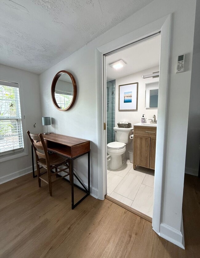 Building Photo - 2 Bedroom 2 Bath Annual Furnished Cottage ...