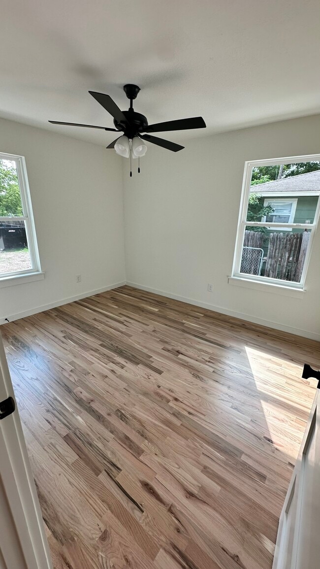 Building Photo - 112 Rousseau St