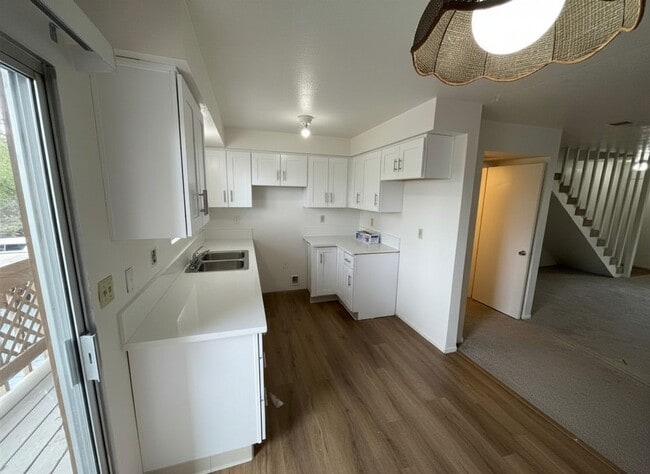 Building Photo - Charming Townhouse (2 Bed / 1.5 Bath)