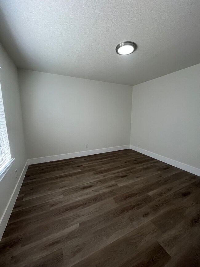 Building Photo - Downstairs unit available at The Arbors! M...