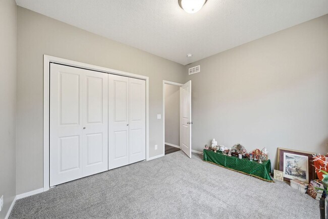 Building Photo - Awesome 4 Bedroom LIKE NEW!