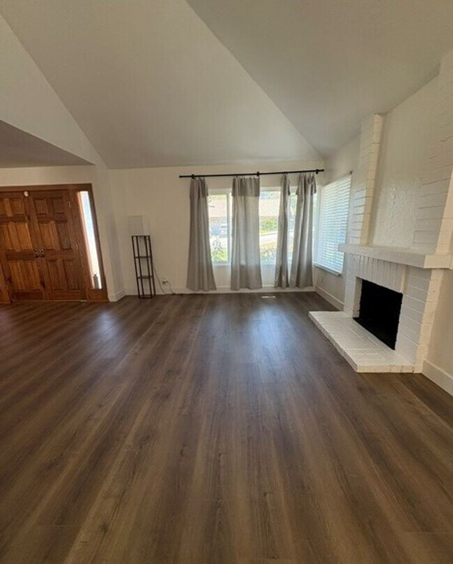 Building Photo - 514 Avenida Presidio