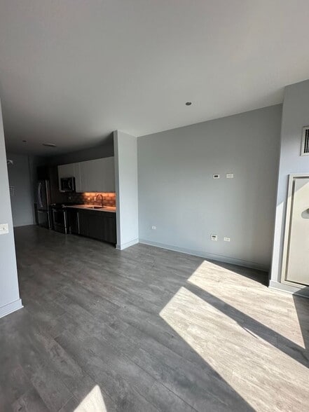 Building Photo - 1025 W Addison St