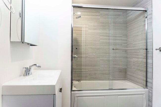 Building Photo - 2017 Commonwealth Ave