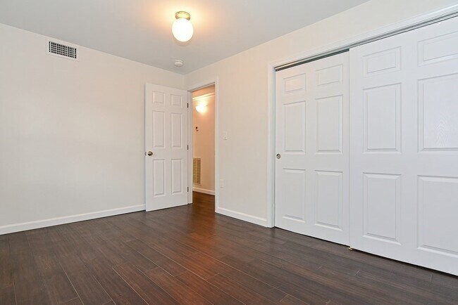 Building Photo - 21 Swan Ave