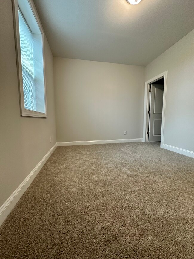 Level 1 bedroom - 579 Forestville Rd